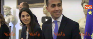 Sorpresa, la Raggi esiste. Torna in Campidoglio e si mette in posa (video)