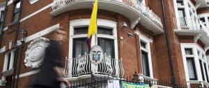 Assange colpisce ancora: «Era nostro dovere pubblicare le mail di Hillary»
