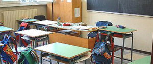 «Mio figlio deve uscire da scuola da solo»: sberle e graffi al preside