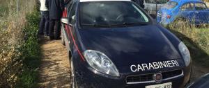 Sbatte la testa della moglie sul tavolo e tenta di strangolare il figlio: arrestato