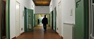 La beffa, detenuti in permesso di lavoro al bar con cellulari e droga