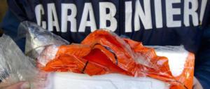 Napoli, casalinga nasconde droga nel detersivo, il clan le armi nel portone