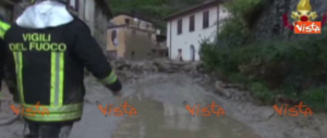 Liguria, frana travolge un edificio: i pompieri salvano due persone (video)