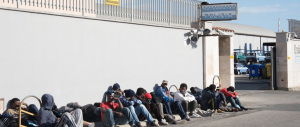 «Vogliamo più soldi»: protesta degli immigrati che bloccano la strada