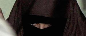 In municipio col niqab, condannata a 30.000 euro di multa 40enne albanese