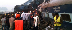 India, deragliano 14 vagoni di un treno: è strage, oltre 100 morti (foto e video)