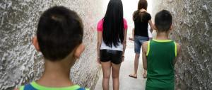 Italia “matrigna”, un bambino su 3 a rischio povertà: rapporto choc