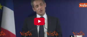 Sarkozy si arrende e lascia il palco a capo chino dopo la sconfitta (video)