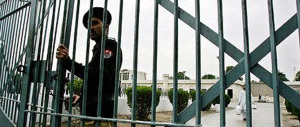 Torturano e frustano transessuale, poi diffondono il video: arresti in Pakistan