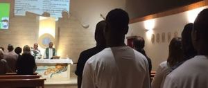Il parroco propone di ospitare i migranti in canonica. I fedeli dicono no