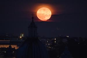 La Superluna sui tetti di Roma