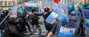 “Renzi vattenne”:a Napoli scontri e tensione tra la polizia e i centri sociali