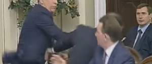 Botte da orbi al parlamento ucraino. Ecco l’incredibile scazzottata (VIDEO)