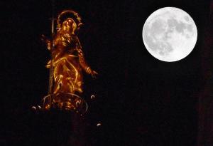 A Milano la superluna illumina la Madonnina 