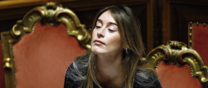 La Boschi, vestita a lutto, chiede l’ultima fiducia e fa infuriare i senatori (VIDEO)