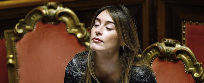 La Boschi, vestita a lutto, chiede l’ultima fiducia e fa infuriare i senatori (VIDEO)