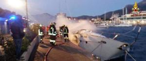 Vigili del fuoco in azione per domare le fiamme che avvolgono l'imbarcazione