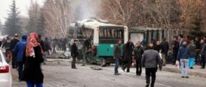 Kamikaze in Turchia contro un bus di soldati: decine di morti (VIDEO)
