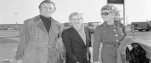 Kirk Douglas con la moglie e il figlio eric in partenza per Amburgo
