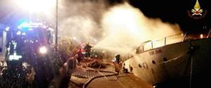 Altre drammatiche sequenze dell'incendio sull'imbarcazione ormeggiata a Loano