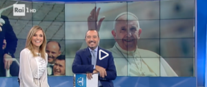 Il Papa sorprende tutti e telefona a Raiuno per gli auguri di Natale (VIDEO)
