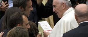 Buon compleanno prima del tempo. Il Papa gela i fedeli: «Porta jella» (VIDEO)