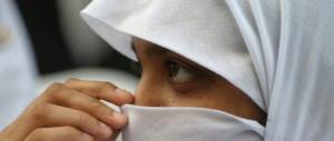 Udine, si toglie il velo a scuola: la madre la scopre e la picchia a sangue