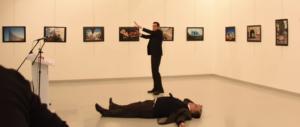 Il fotografo dell’orrore di Ankara: “Così è morto l’ambasciatore russo” (VIDEO)