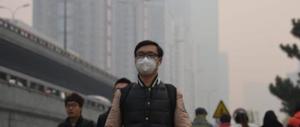 Cina, allarme rosso. Lo smog rende invivibili Pechino e altre 22 città