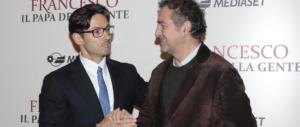 Mediaset, su Canale 5 arriva la fiction su Papa Francesco. È lotta a Vivendi