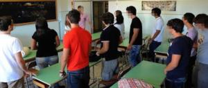 Follia a scuola: il figlio aggredisce i compagni, il padre prende a pugni il prof