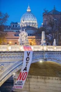 Roma si è svegliata con gli striscioni per il No 