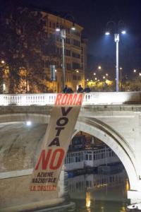 Striscione per il No a Roma