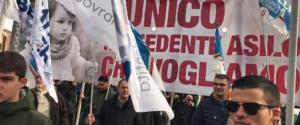 Al corteo di Fratelli d'Italia con striscioni e bandiere