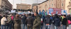 Italia sovrana con Fratelli d'Italia e Giorgia Meloni. Le prime immagini del corteo partito da piazza della Repubblica a Roma