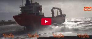 Mareggiata a Livorno, nave si incaglia a pochi metri dalla riva (VIDEO)