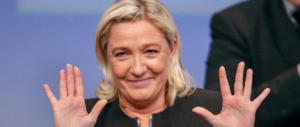 Marine Le Pen “abbraccia” Trump: “Il 2017 sarà l’anno dei popoli europei”