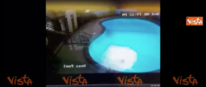 Si tuffa in piscina dal quinto piano dell’hotel, cade sul cemento (VIDEO)