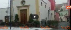 L’isola verde coperta di bianco: la neve non risparmia neppure Ischia (Video)
