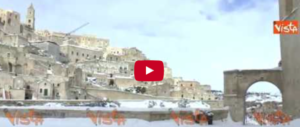 Matera, i Sassi coperti di neve e gli abitanti in slittino per le stradine (Video)