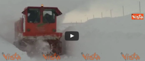 Maltempo, spazzaneve si immerge nella neve per creare un passaggio (Video)