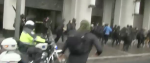 Botte tra i contestatori di Trump e polizia: prime cariche a Washington