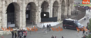Colosseo, tecnici al lavoro da 10 giorni, ma le scritte non si cancellano (video)