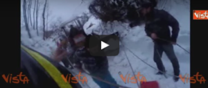 Una storia a lieto fine: i Vigili del fuoco salvano un cavallo bloccato nella neve (video)