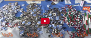 Maglie, penne e accendini, simboli di un’imponente mobilitazione di piazza (video)