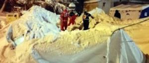 Valanga sull’hotel, ancora persone intrappolate: «Aiuto, moriamo di freddo» (Video)