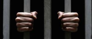 Non si ferma la violenza dei detenuti stranieri: agente aggredito da un 18enne