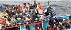 La Lega: basta finti minori clandestini. Salvini: scarichiamoli sulle spiagge