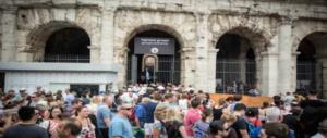 Aggrediscono una turista al Colosseo e fuggono tra la folla: i vigili bloccano 2 algerini