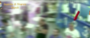 Finto cieco smascherato mentre scommette in in sala corse (VIDEO)